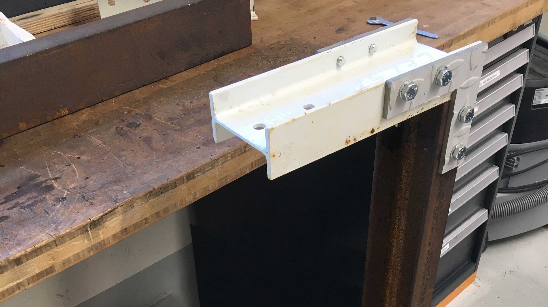Konstruktion deiner Vorrichtung für die Hybridspritzgießmaschine Engel v-Duo 3600 in der mechanischen Werkstatt in der OHLF.