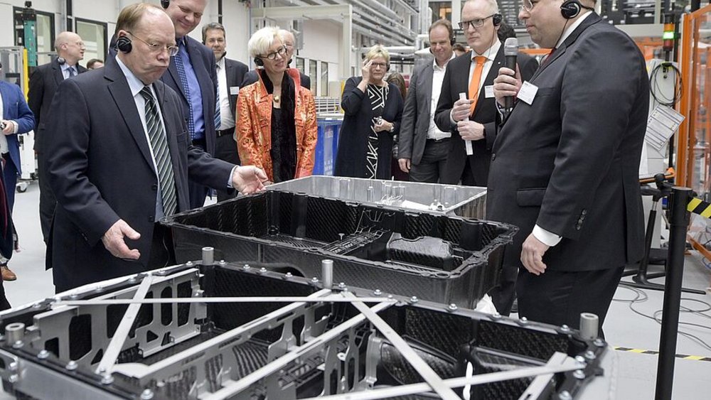 Der Niedersächsische Wissenschaftsminister Björn Thümler besuchte neben dem Niedersächsischen Forschungszentrum Fahrzeugtechnik und der Battery LabFactory in Braunschweig, auch den LeichtbauCampus Open Hybrid LabFactory in Wolfsburg, um sich über aktuelle Forschungsthemen im Bereich Mobilität zu informieren. 