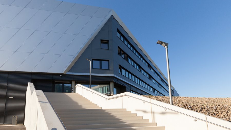 Außenansicht des OHLF-Gebäudes mit Haupttreppe