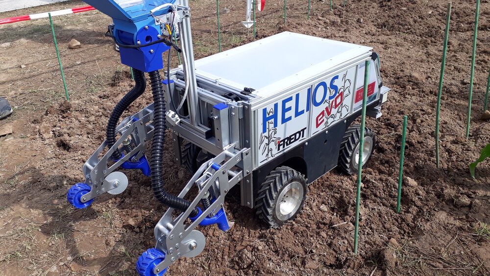 Für den vorderen Arbeitsbereich des Roboters fertigte die OHLF spezielle Bauteile mit Hilfe eines Wasserstrahlschneiders. Bildnachweis: Schattenberg/TU Braunschweig