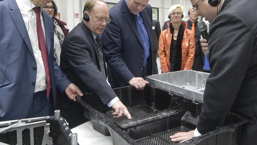 Ein Prototyp des Batteriegehäuses wurde von Niedersachsens Wissenschaftsminister Björn Thümler (3. von links) während eines OHLF-Besuchs im Februar 2019 getestet.
