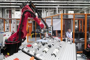 Roboterzelle zur flexiblen Vorkonfektionierung im OHLF-Technikum.