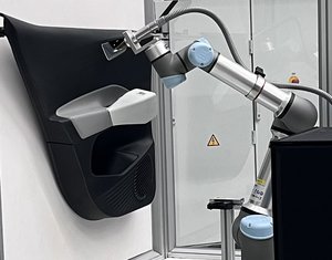 Roboterarm reinigt Autotür